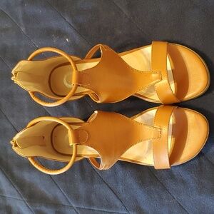 Journee Collection Footwear Trayle Tan wedge sandal 8 1/2 wide